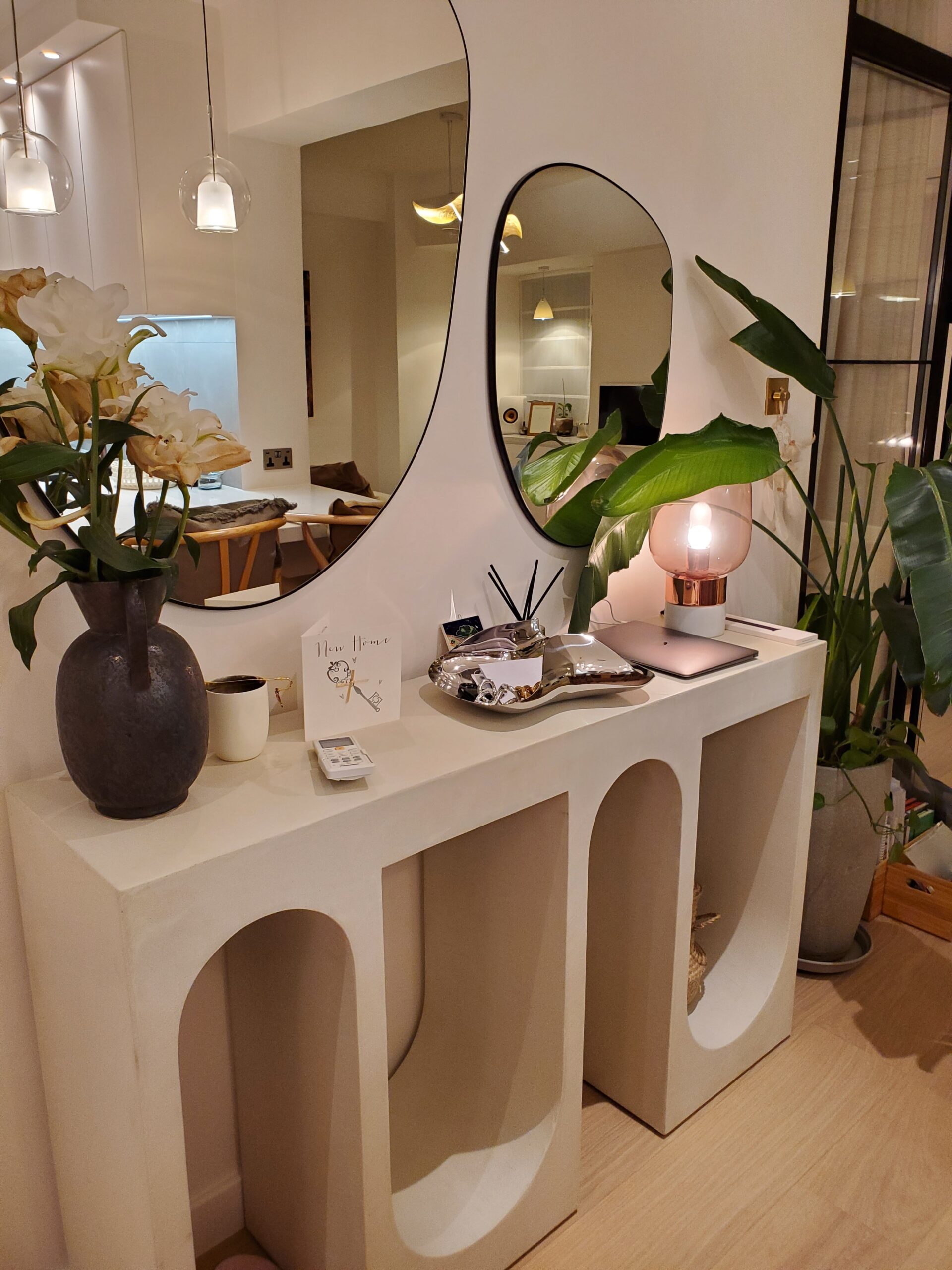Aesthetic dressing table design in HK home